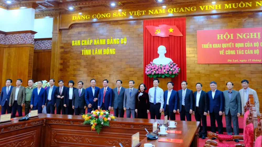 Lãnh đạo Trung ương và địa phương chụp ảnh lưu niệm tại hội nghị. bi-thu-33.jpg