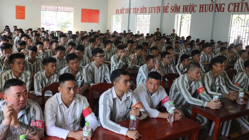 Hiếu PC truyền cảm hứng cho phạm nhân hoàn lương