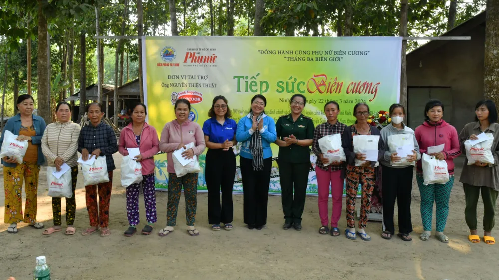 Phóng viên trẻ trải ngiệm tuần tra biên giới