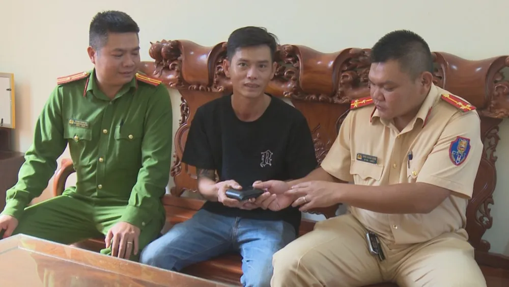 Du khách xúc động khi nhận lại tài sản bị mất từ Thượng úy CSGT Lâm Đồng