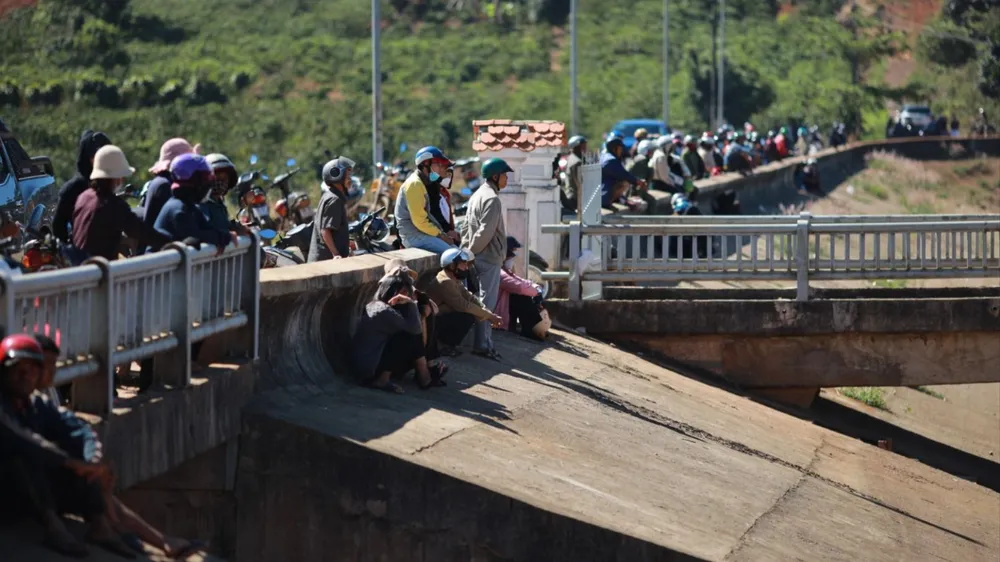 Đã tìm thấy thi thể cháu bé rơi xuống hồ Đông