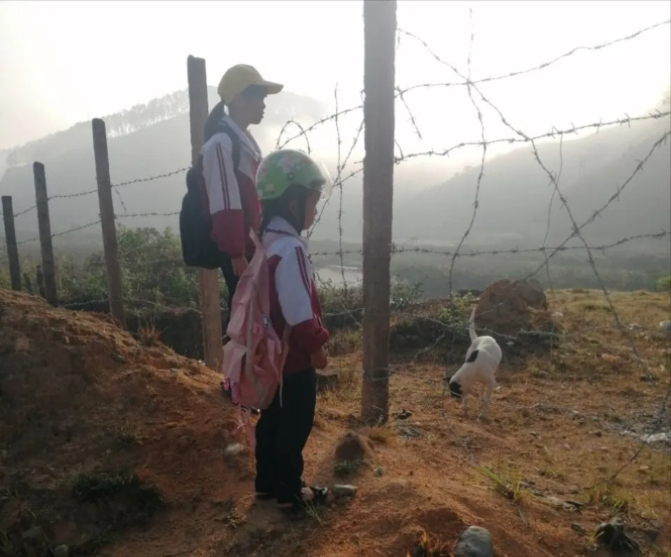 Đường đến trường bị rào chắn, nữ hiệu trưởng ở xã Lát kêu cứu