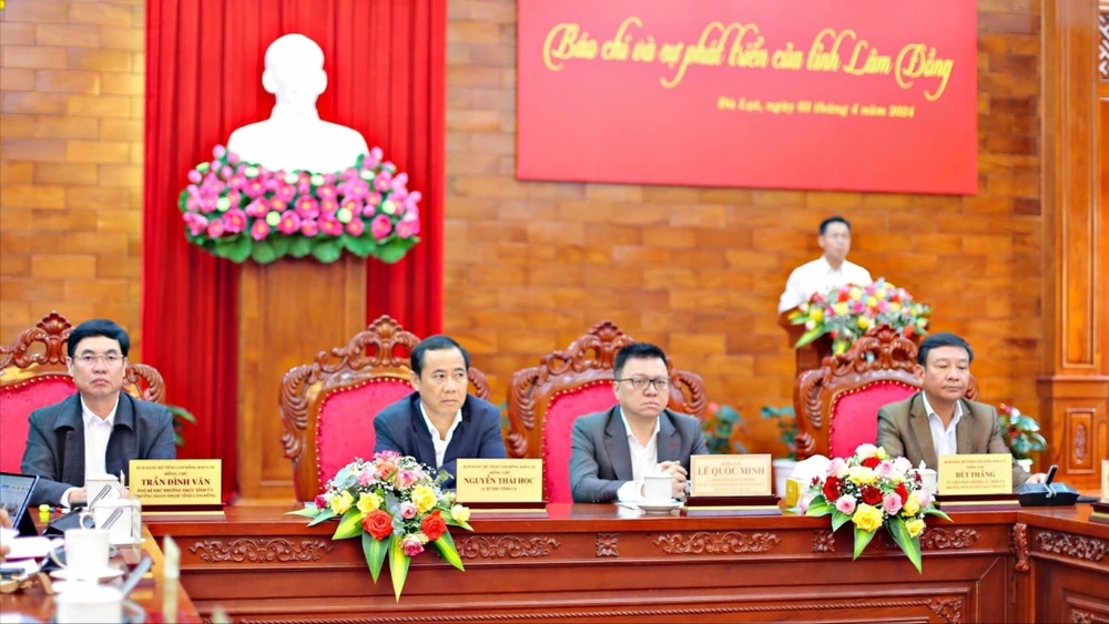 Các lãnh đạo chủ trì hội nghị. Ảnh: VÕ TÙNG Hơn 1 triệu tin, bài đề cập đến tỉnh Lâm Đồng trong năm 2023