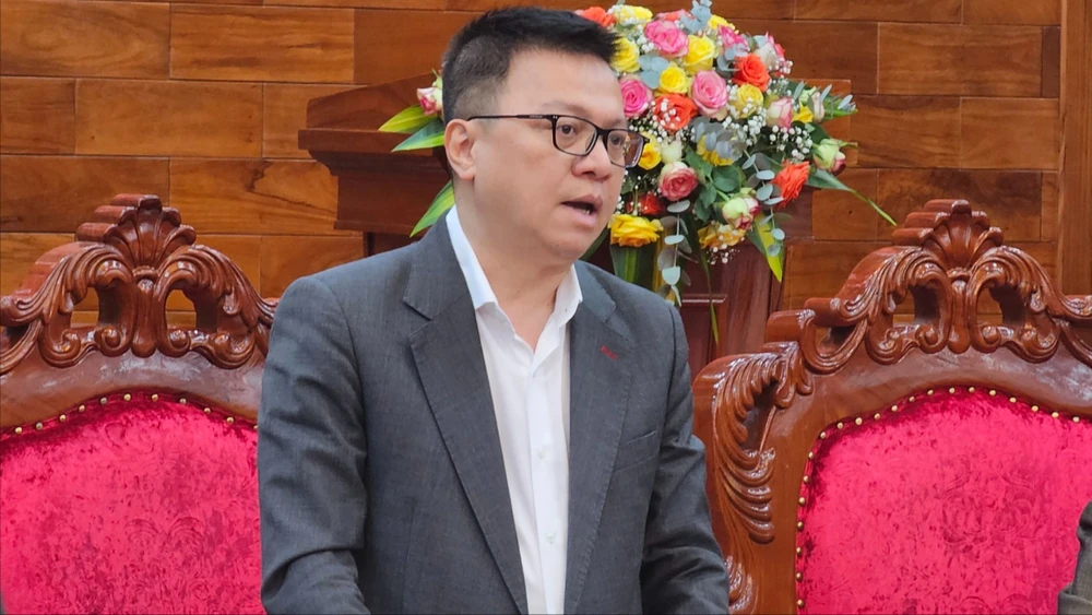 Tổng Biên tập Báo Nhân dân Lê Quốc Minh trao đổi nhiều nội dung về việc phối hợp tuyên truyền, cung cấp thông tin. Ảnh: VÕ TÙNG LAM-DONG-555555.jpg