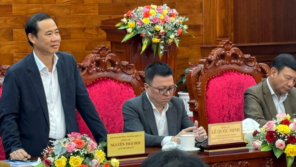 Quyền Bí thư Tỉnh uỷ Lâm Đồng Nguyễn Thái Học ghi nhận những ý kiến phát biểu của nhà báo, phóng viên và lãnh đạo các cơ quan báo chí đóng góp cho tỉnh. Ảnh: VÕ TÙNG Lam-dong-8888.jpg