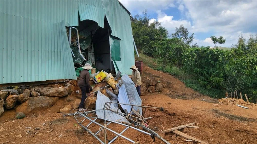 Điều tra vụ mỏ đá nổ mìn làm sập cầu và chòi canh vườn của người dân