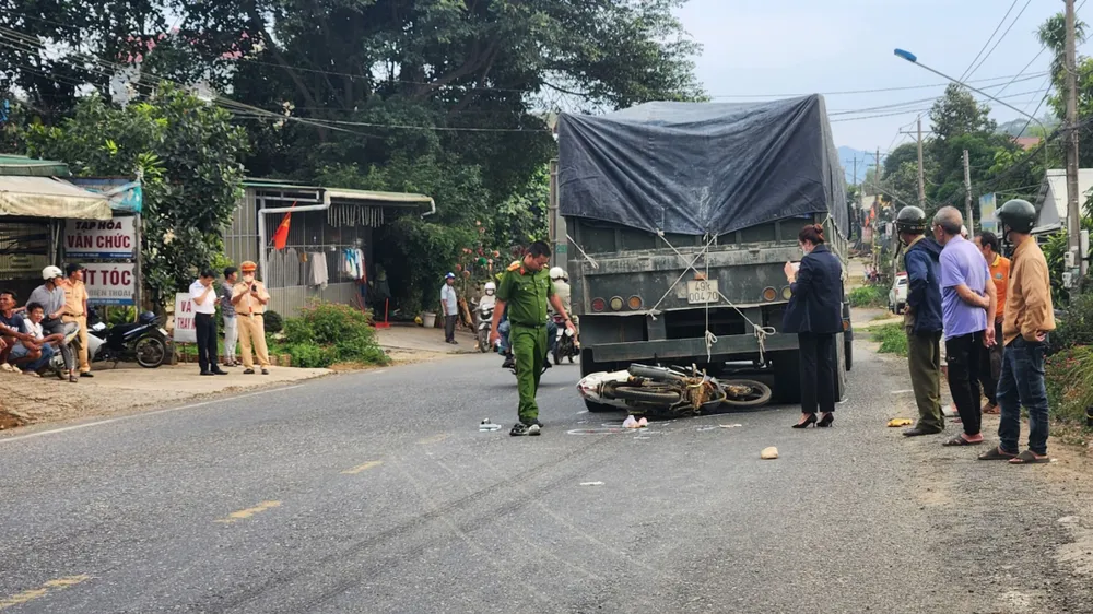 Tông vào xe đầu kéo chạy lùi, 2 mẹ con thương vong