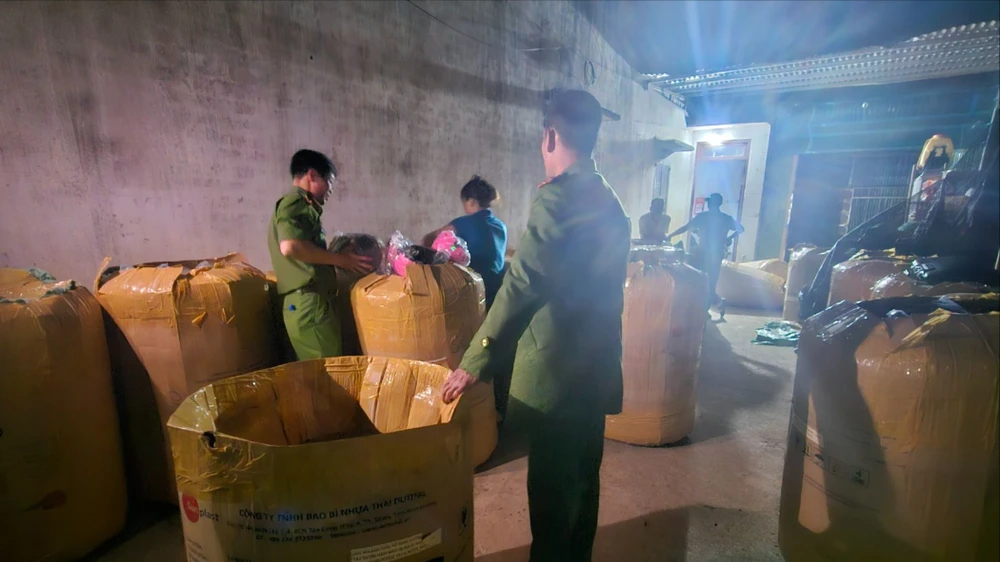 Buôn bán hàng ngàn mũ bảo hiểm giả