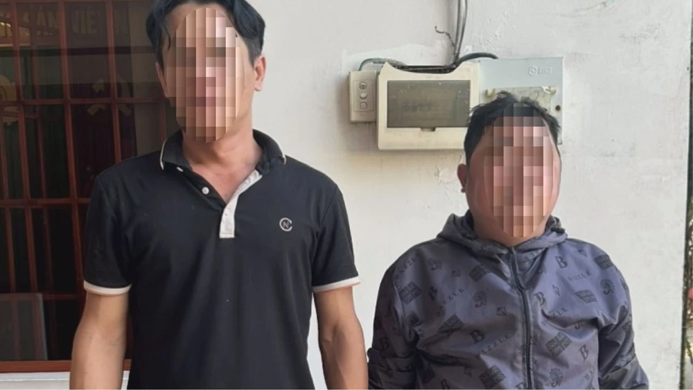 Bắt quả tang 2 người đổ thuốc sâu xuống sông Đồng Nai để bắt tôm, cá