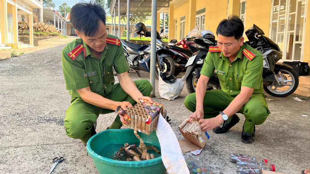 Nhúng nước các loại pháo nổ để đảm bảo không thể tái sử dụng vu-khi-3.jpg