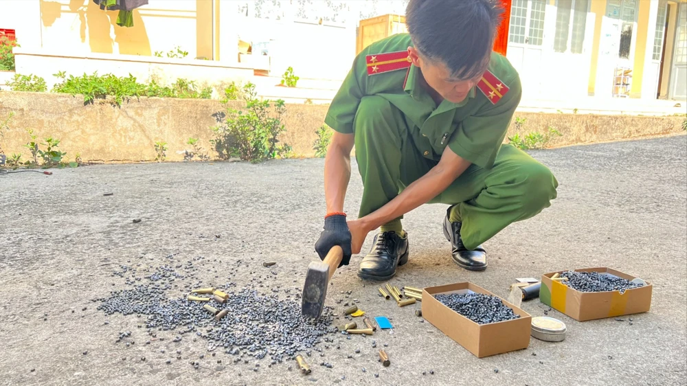 Công an huyện Bảo Lâm thường xuyên tuyên truyền, vận động người dân giao nộp vũ khí vu-khi-5.jpg