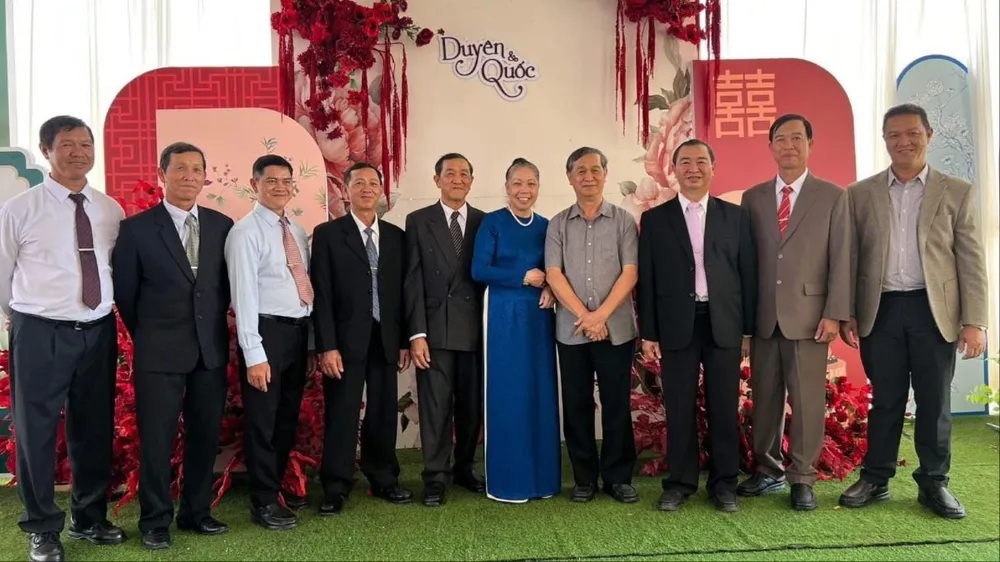 Vợ chồng ông Thanh cùng 3 gia đình xui gia hạnh phúc trong ngày cưới của 3 cô gái. dam-cuoi-3.jpg