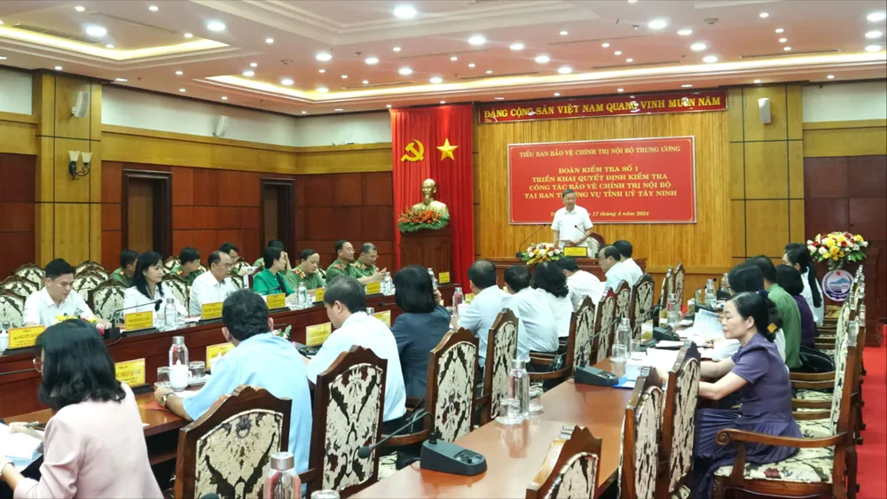 Quang cảnh buổi làm việc. Ảnh: P.T bao-ve-chinh-tri-noi-bo-3.JPG