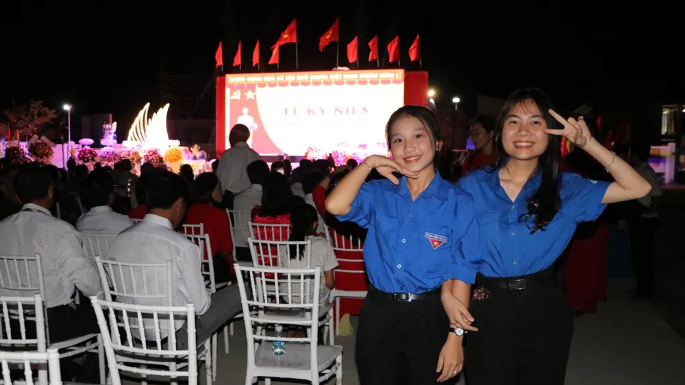 Người dân xã Vũ Hoà hân hoan chào mừng kỷ niệm 40 năm ngày thành lập. Ảnh: VÕ TÙNG IMG_2429.JPG