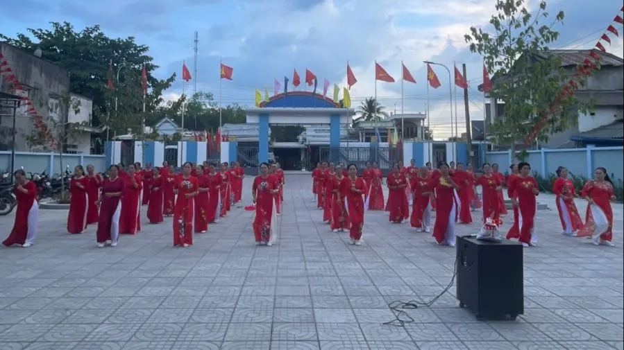 Sau 40 năm thành lập, xã Vũ Hoà trở nên khang trang, tươi đẹp hơn. Ảnh: ÁNH HỒNG kinh-te-moi-1.jpg