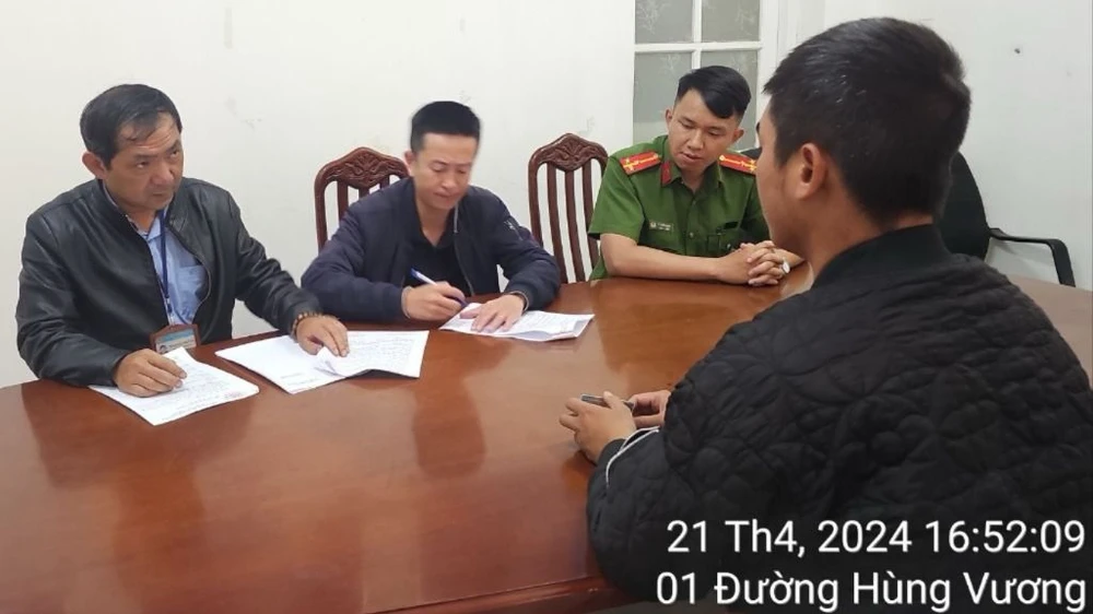 Lực lượng chức năng phường 10 làm việc với 2 thanh niên Vụ đưa chó Alaska ra chiếm gốc mai, khách muốn chụp ảnh phải trả tiền: phạt 2 thanh niên