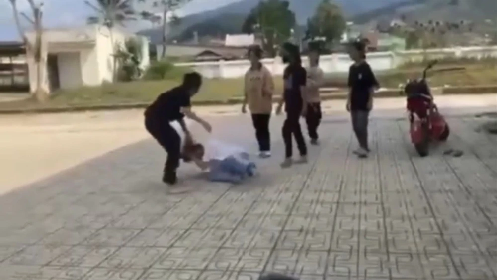 Nữ sinh bị túm tóc lôi trên nền gạch. Ảnh: Cắt từ clip nu-sinh-1.jpg