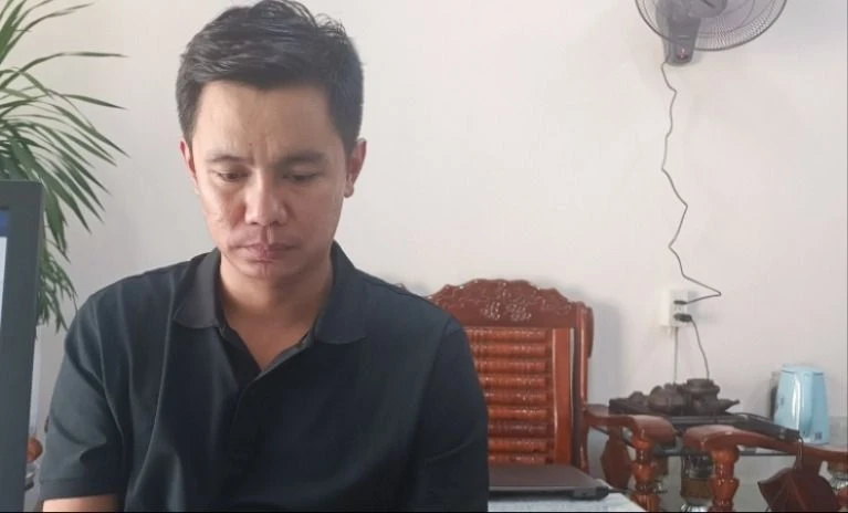 Võ Trần Hoàng làm việc với công an huyện Đạ Huoai. Ảnh: VT Những người liên quan trong vụ 5 người đến nhà chém 2 anh em ở huyện Đạ Huoai là chủ quán karaoke