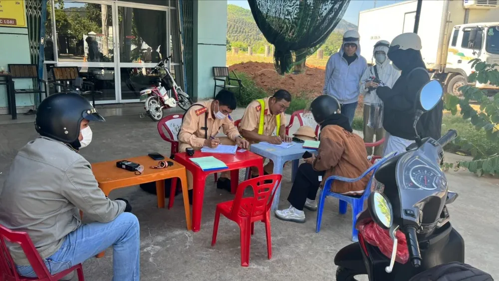 Lực lượng CSGT tuần tra, xử lý ngay khi du khách chuẩn bị vào khu vực đèo Bảo Lộc. Ảnh: VT Dịp lễ này, đa phần xe tải không được lưu thông qua đèo Bảo Lộc