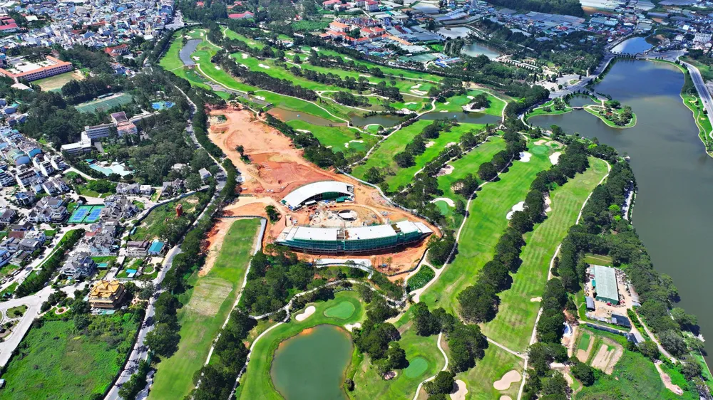Công ty Hoàng Gia ĐL xin chuyển 5.629 m2 đất rừng phòng hộ trong Đồi Cù sang mục đích khác. Ảnh: VT Câu lạc bộ golf Đà Lạt sử dụng gần 30 ha rừng phòng hộ trong Đồi Cù