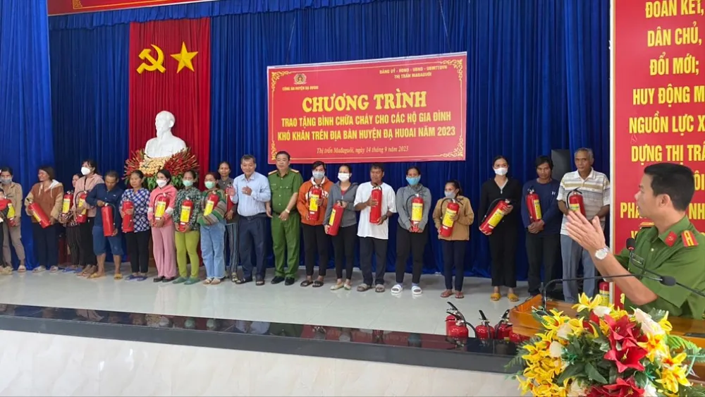 Chủ động tuyên truyền về PCCC cho người dân. Ảnh: VT thi-tran-2.jpg