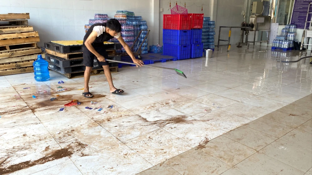 Khu vực sản xuất nước uống đóng chai của Công ty TNHH MTV Vân An Khang bị phát hiện không bảo đảm vệ sinh. Ảnh: VT cong-ty-2.jpeg