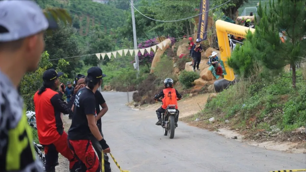 Cuộc đua được cho là có quy mô khá lớn nhưng không đảm bảo an toàn cho các tay đua tranh tài. dua-xe-18 lớn.jpeg