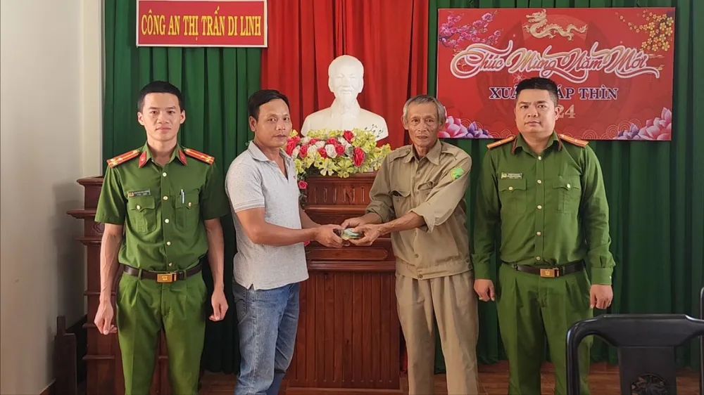 Đi làm vườn nhặt được bọc tiền 70 triệu, tổ trưởng BVDP mang lên công an nhờ trả cho người mất