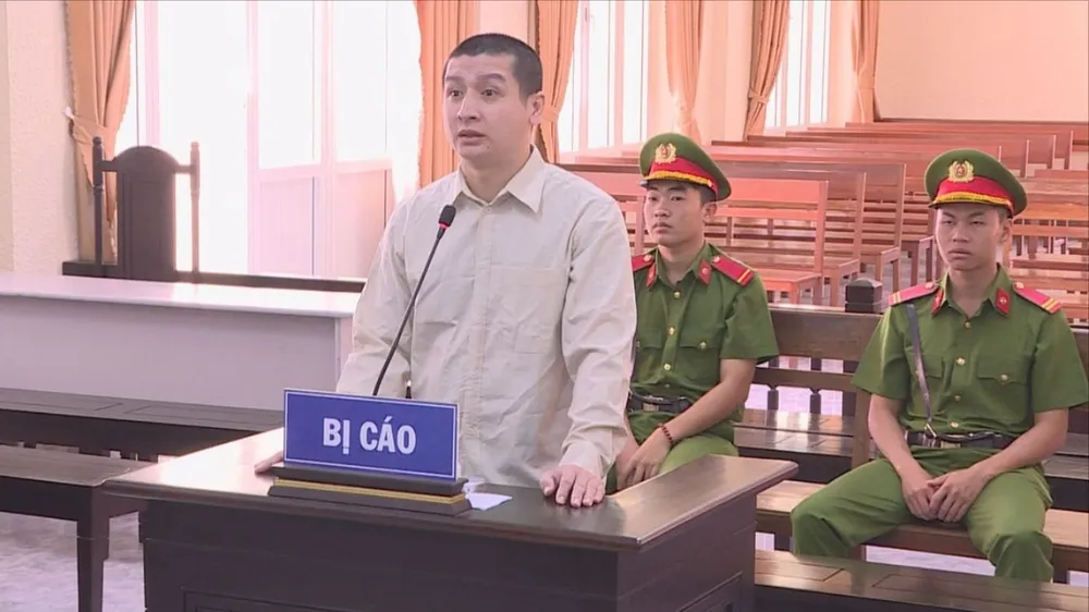 Thanh niên lãnh 9 năm tù vì chém công an Lãnh 9 năm tù vì đến trụ sở đuổi chém công an