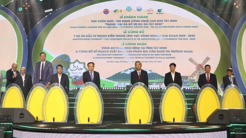 Phó Thủ tướng Chính phủ Trần Lưu Quang (thứ 5 từ phải sang) dự lễ công bố vùng an toàn dịch bệnh ở Tây Ninh. Phó Thủ tướng Trần Lưu Quang dự công bố vùng an toàn dịch bệnh ở Tây Ninh
