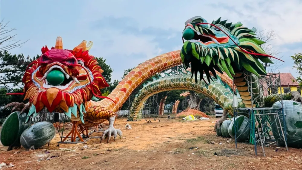 Bị phạt 90 triệu đồng vì mang cặp linh vật rồng Lưỡng long triều liên từ đường hoa Nguyễn Huệ lên lắp ở Đà Lạt. Ảnh: VT linh vật rồng đà lạt