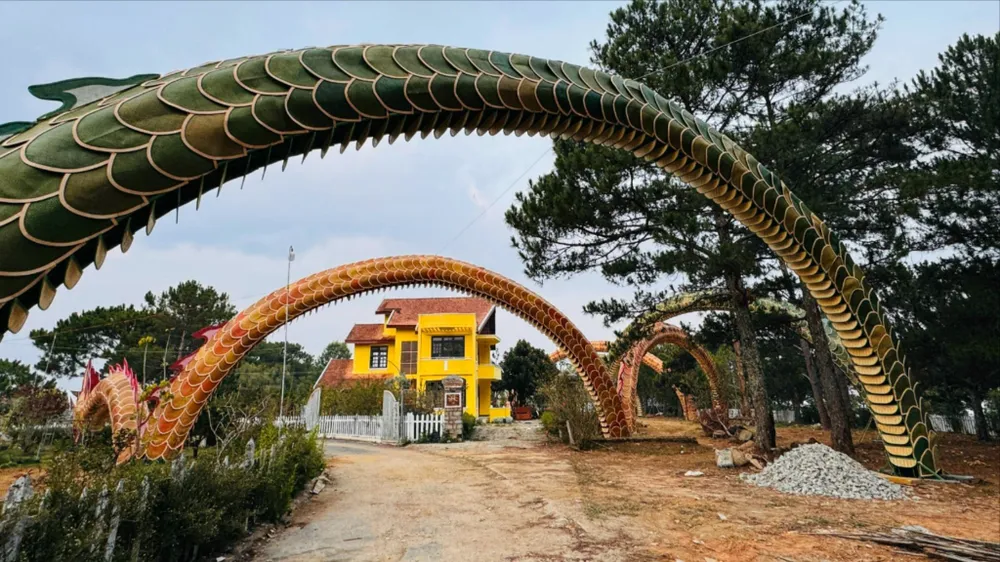 Cặp linh vật được 6 xe tải vận chuyển lên Đà Lạt. Ảnh: VT da-lat-2.jpg