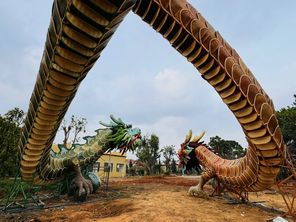 Biểu tượng của đường hoa Nguyễn Huệ dịp tết Nguyên Đán 2024 được dựng lại trái phép ở Đà Lạt. Ảnh: VT da-lat-3.jpg