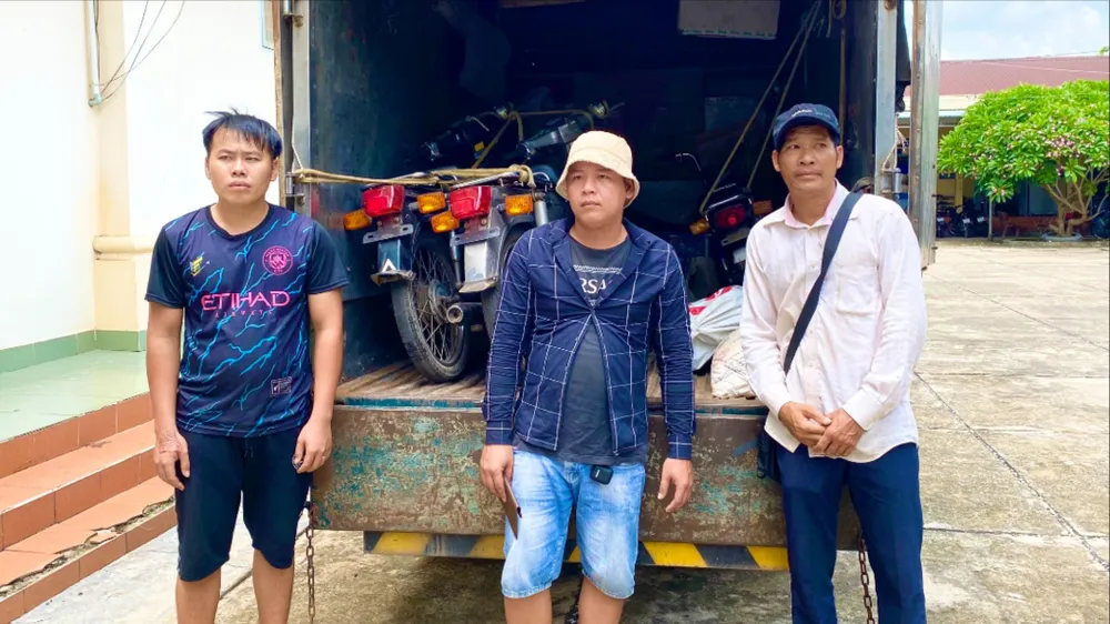 3 người nhập lậu xe máy từ Campuchia về Việt Nam. Ảnh: VT Tây Ninh: Mang xe tải đi chở xe gian từ Campuchia về Việt Nam