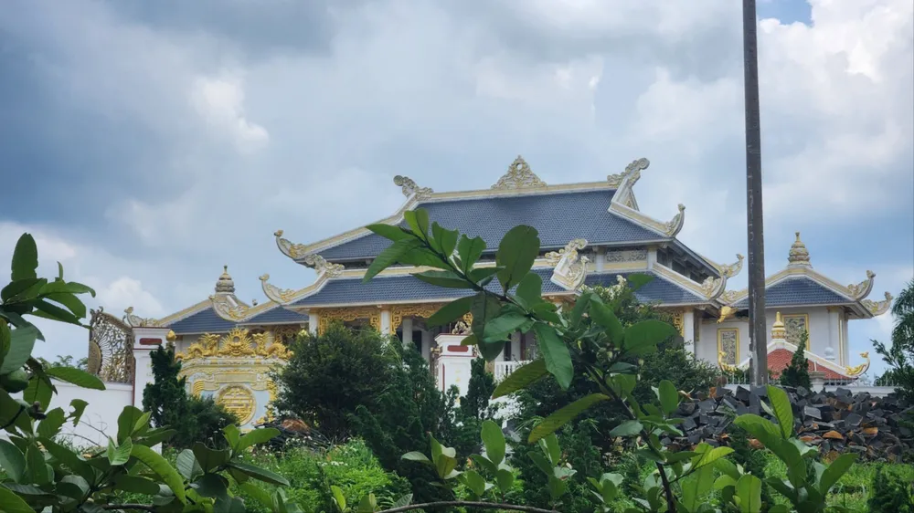 Công trình xây dựng có hình dáng giống chùa ở ngã 3 Tâm Nguyên trên đường Lý Thái Tổ. Ảnh: HN Nhiều công trình trái phép ở Bảo Lộc bị xử lý