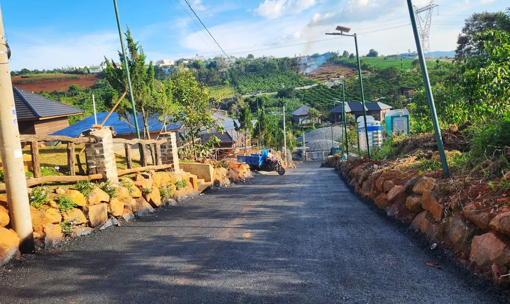 Chủ tịch UBND xã Đam B’ri từng bị cảnh cáo vì để người dân làm đường giao thông trái phép. Ảnh: HN bao-loc-2.jpg