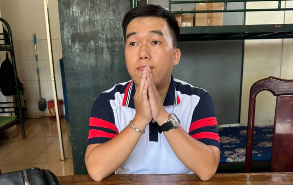 Siêu lừa Bùi Quốc Minh Quân bị công an huyện Bảo Lâm bắt giữ. Ảnh: VT Công an bóc mẽ thủ đoạn tinh vi của siêu lừa phân bón