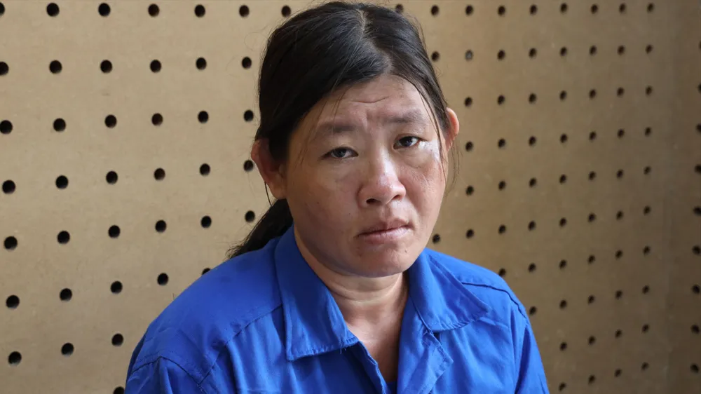 Người phụ nữ bị khởi tố vì xài tiền do con gái trộm về Bị khởi tố vì xài tiền con gái đi trộm về