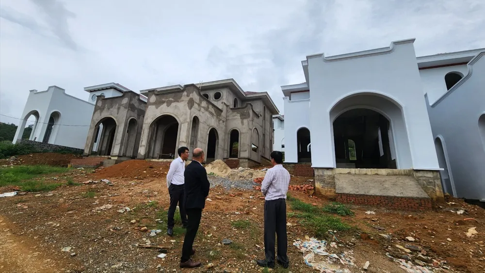 Cơ quan chức năng kiểm tra hiện trường 22 căn nhà trái phép ở xã Lộc Thành. Ảnh: VT Kiểm tra hiện trường 22 căn nhà liền kề không phép ở Lộc Thành