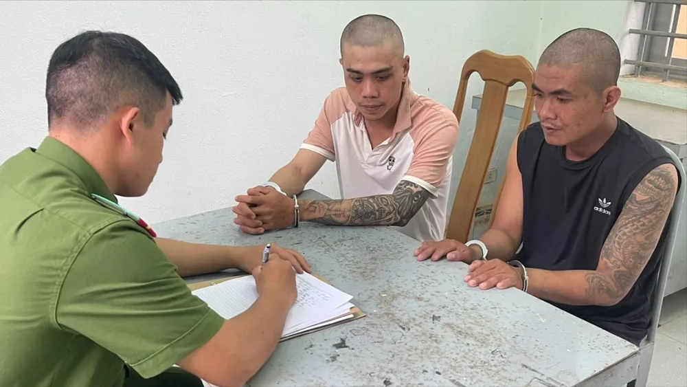 Huy và Thịnh bị Công an huyện Di Linh bắt giữ. Công an Di Linh bắt 2 nhóm nghiện gây ra 25 vụ trộm