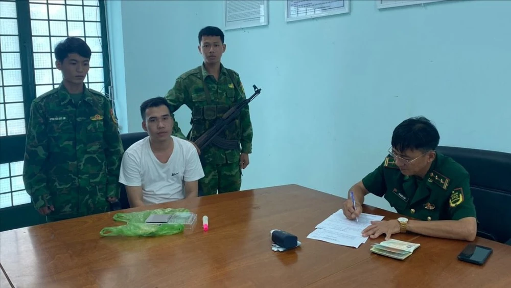 Thanh niên quê Hải Phòng chơi ma tuý từ Campuchia rồi mang phần còn dư về Việt Nam. Ảnh: VT Chơi ma tuý ở Campuchia, còn dư mang về Việt Nam thì bị bắt