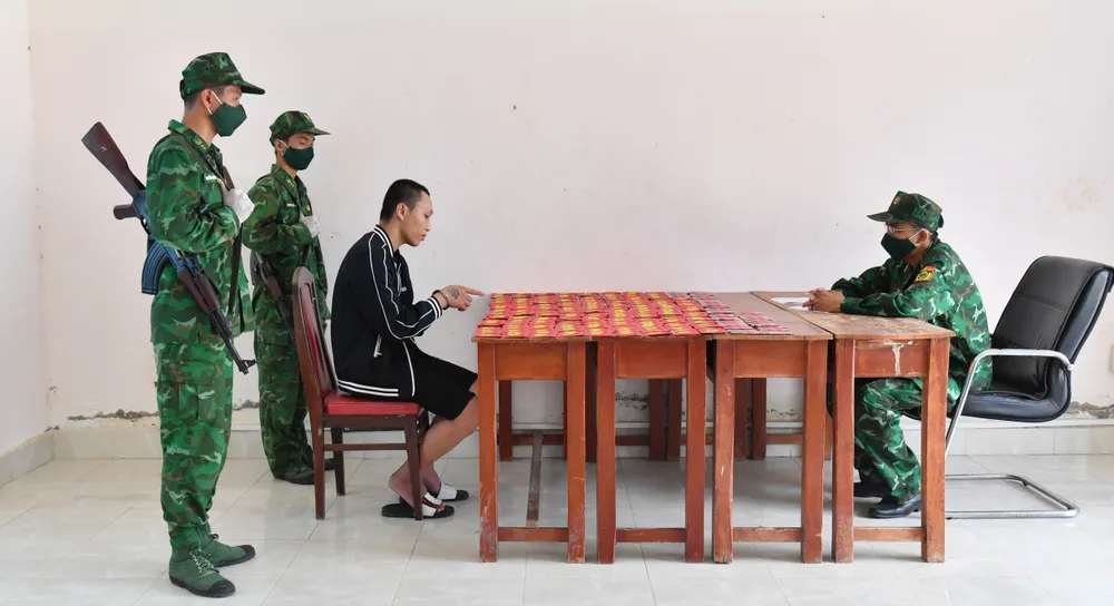 Sang làm việc lực lượng bắt giữ. Ảnh: VT