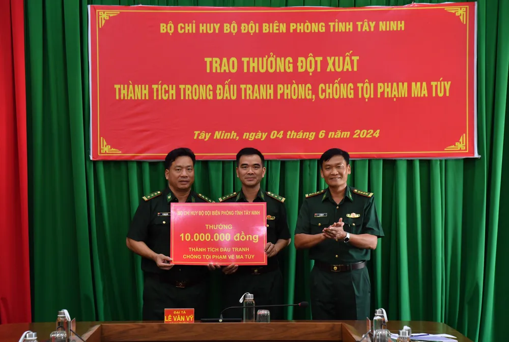 Đại tá Lê Văn Vỹ - Chỉ huy trưởng BĐBP Tây Ninh thưởng nóng cho lực lượng bắt giữ. Ảnh: VT