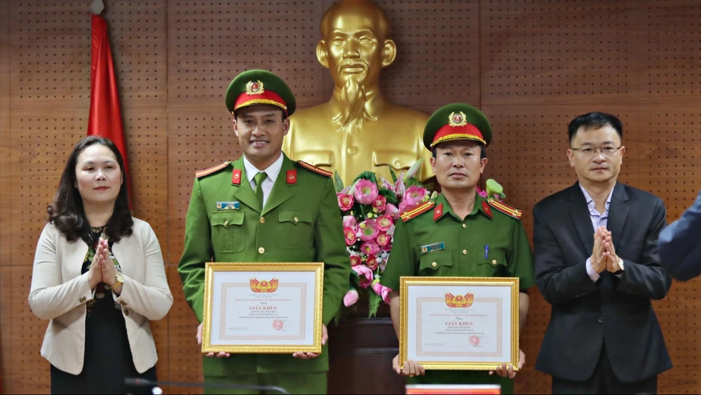 Lãnh đạo TP Đà Lạt khen thưởng lực lượng công an thành phố. ubd-tp-da-lat-3.jpg