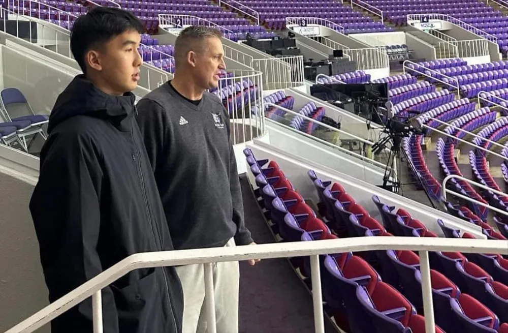 Đinh Viết Tuấn Minh và ông Brad Ferreira - Huấn luyện viên tennis - Weber State University doi-tuyen-quan-vot-viet-nam-2.jpg