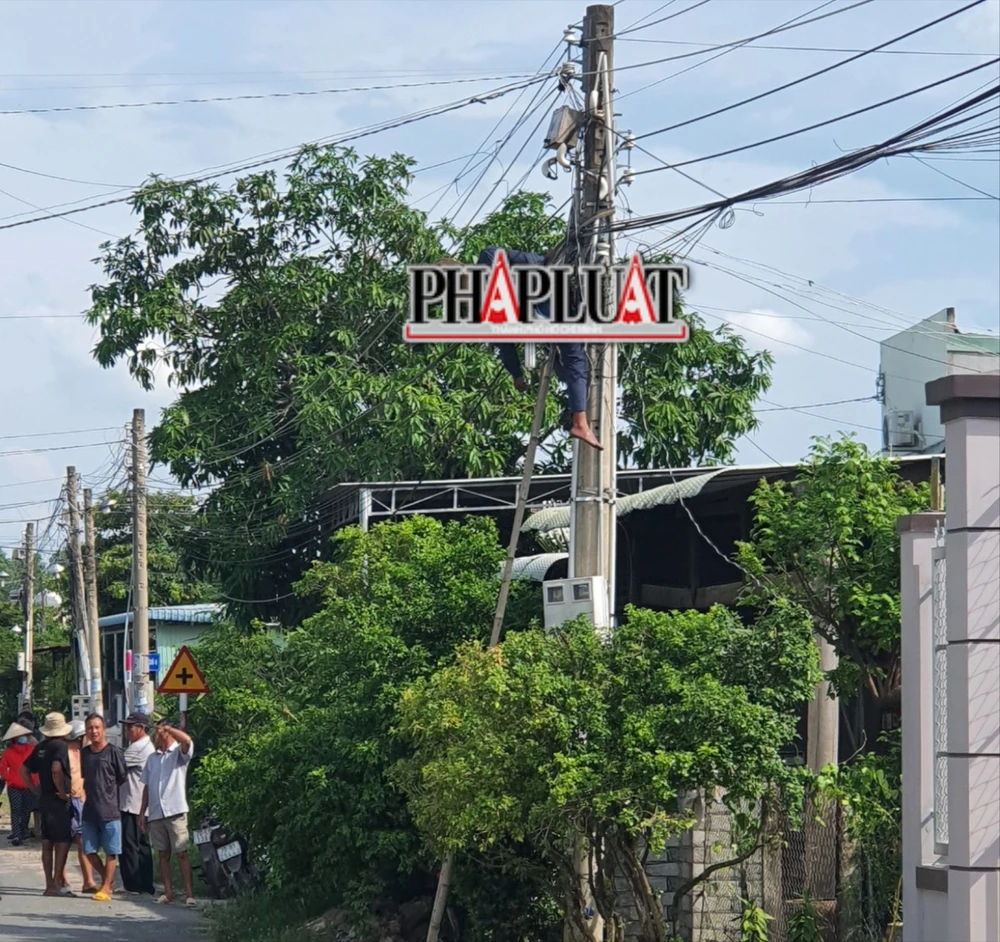 Một người bị điện giật tử vong khi leo lên cột điện. Leo lên cột điện, 1 người bị giật tử vong