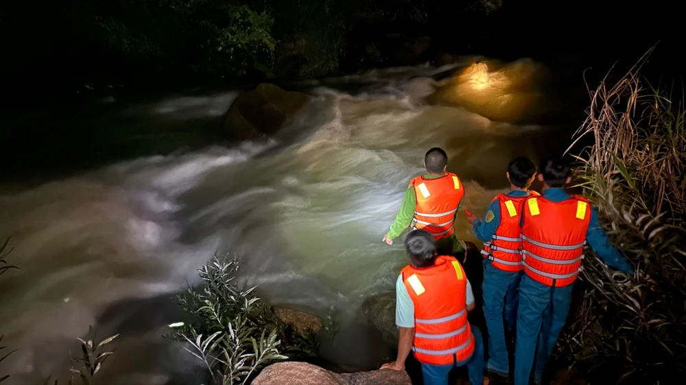 5 người mắc kẹt giữa sông Đồng Nai được công an giải cứu