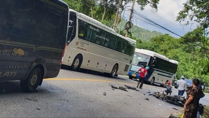 Vụ tại nạn trên đèo Bảo Lộc khiến 2 người thương vong. Ảnh: VT Xe khách tông xe máy trên đèo Bảo Lộc, 2 người thương vong