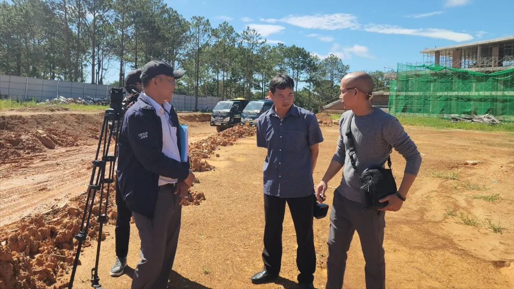 Nhiều phóng viên có mặt trong Đồi Cù chờ để đưa tin việc tháo dỡ. Ảnh: VT Bàn phương án tháo dỡ Tòa nhà CLB Golf trong Đồi Cù