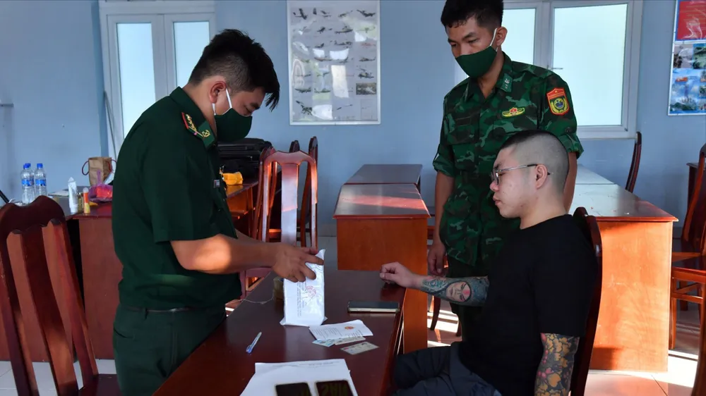 Tạ Nhạc Chương cùng tài liệu, vật chứng có liên quan. Ảnh: VT Tạ Nhạc Chương